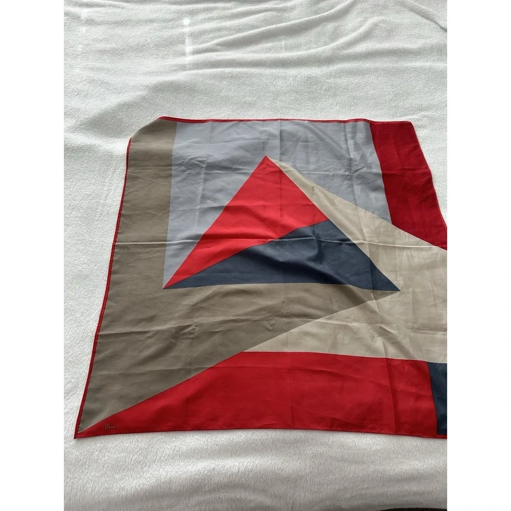 Vera Neuman Geometric Rayon/Silk Made in Japan 22 1/2